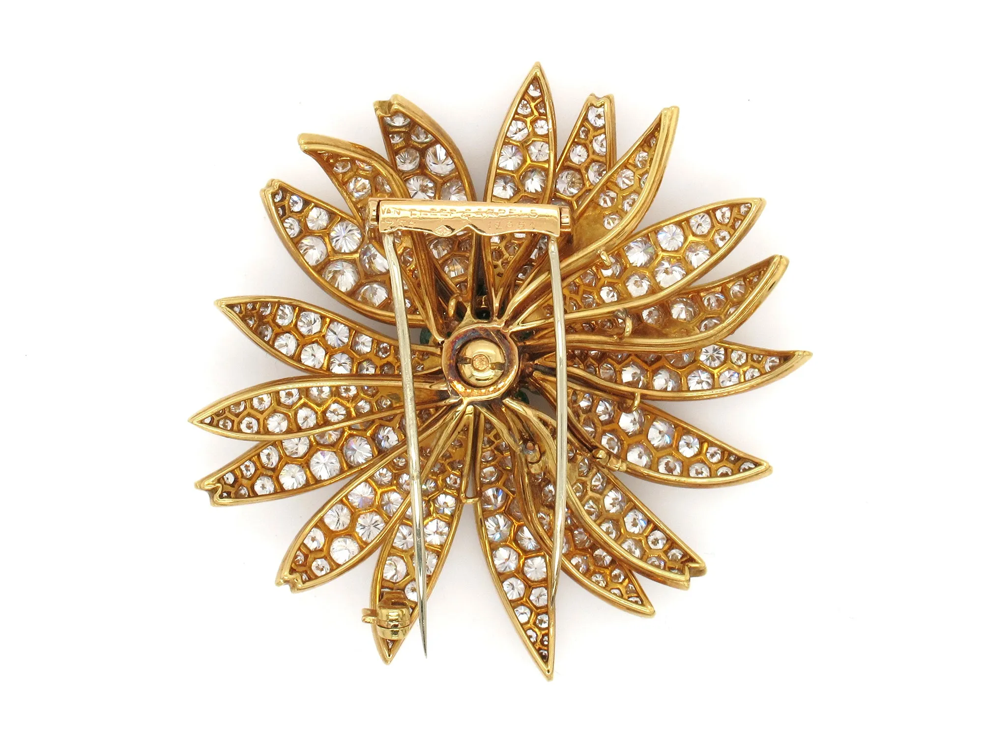 A yellow gold diamond and emerald Marguerite/Daisy Brooch. Van Cleef et Arpels, 1950 c.a.