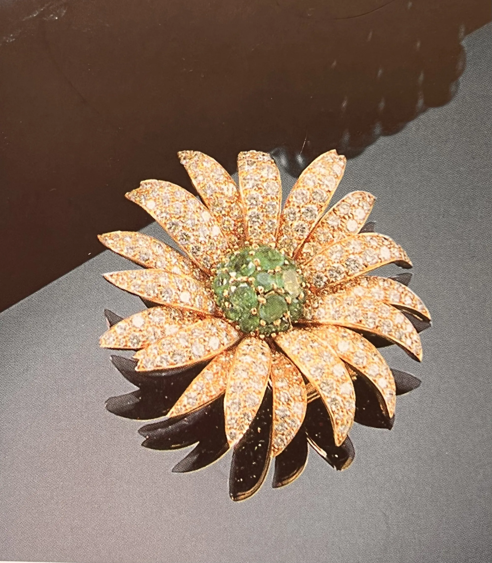 A yellow gold diamond and emerald Marguerite/Daisy Brooch. Van Cleef et Arpels, 1950 c.a.