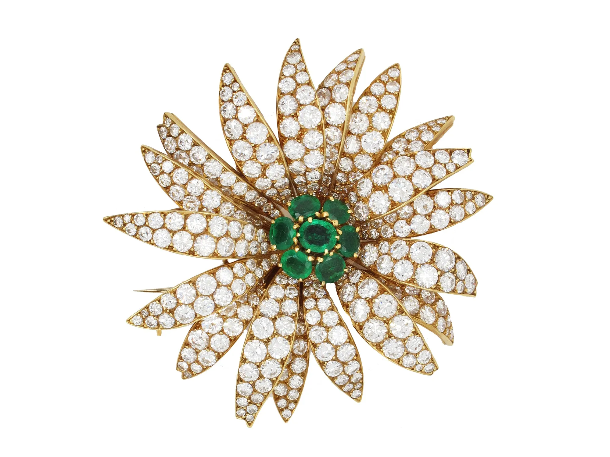 A yellow gold diamond and emerald Marguerite/Daisy Brooch. Van Cleef et Arpels, 1950 c.a.