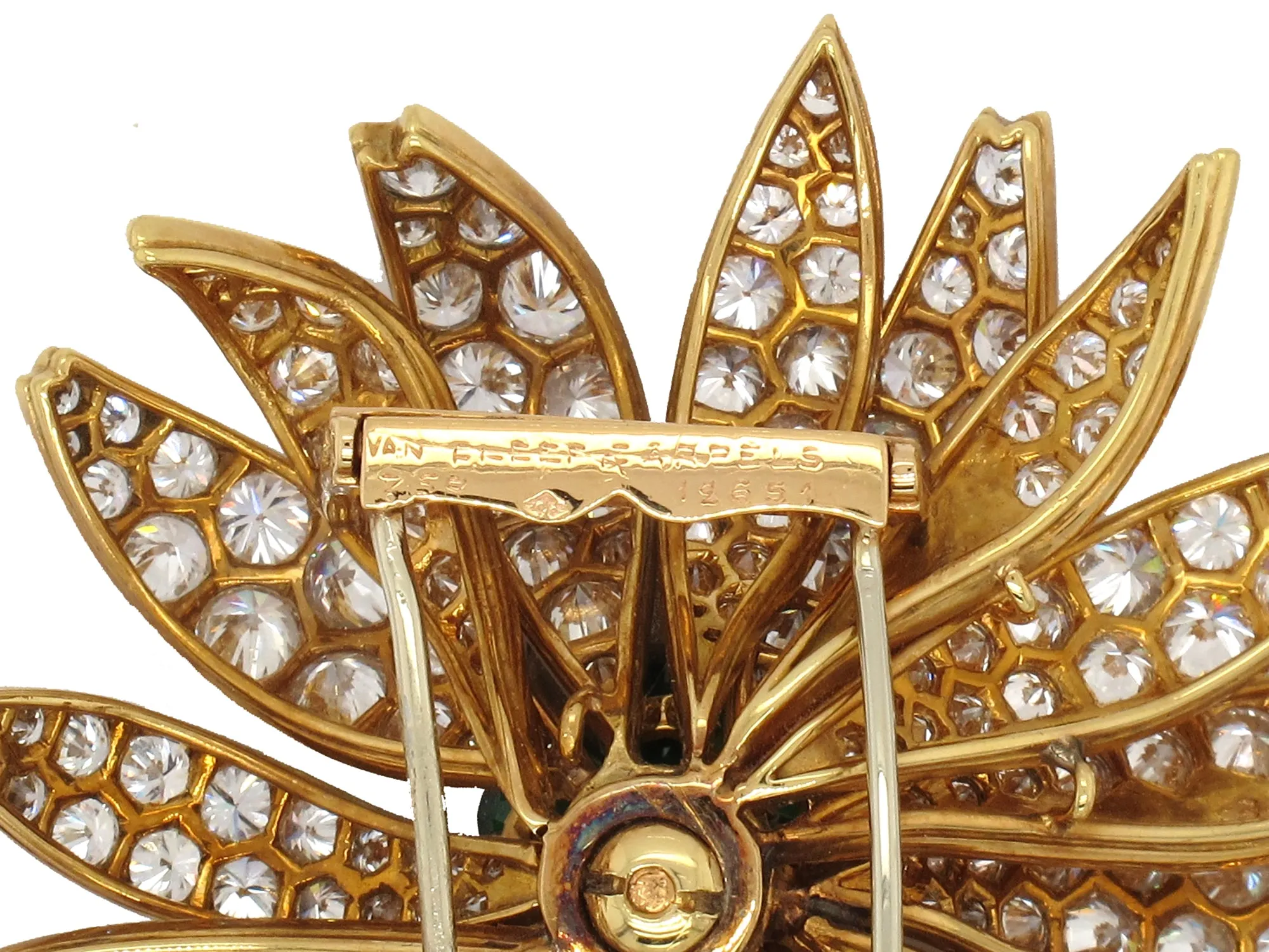 A yellow gold diamond and emerald Marguerite/Daisy Brooch. Van Cleef et Arpels, 1950 c.a.